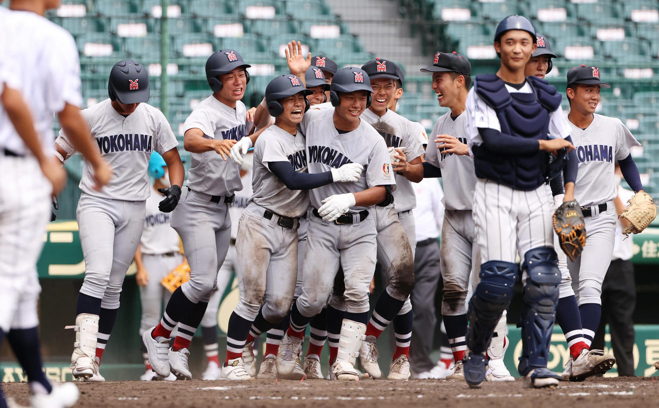 広島新庄対横浜　9回裏横浜2死一、三塁、左越え逆転サヨナラ3点本塁打を放った緒方（左から3人目）ら横浜ナイン（撮影・清水貴仁）