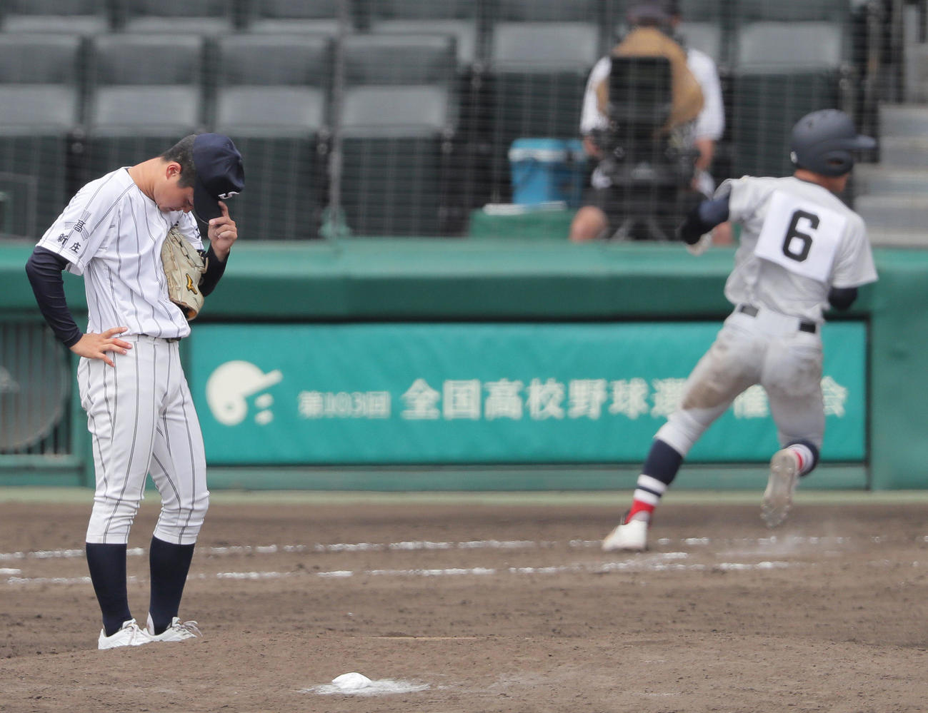 広島新庄対横浜　9回裏横浜2死一、三塁、秋山（手前）は緒方に逆転サヨナラ左越え3点本塁打を被弾する（撮影・上山淳一）