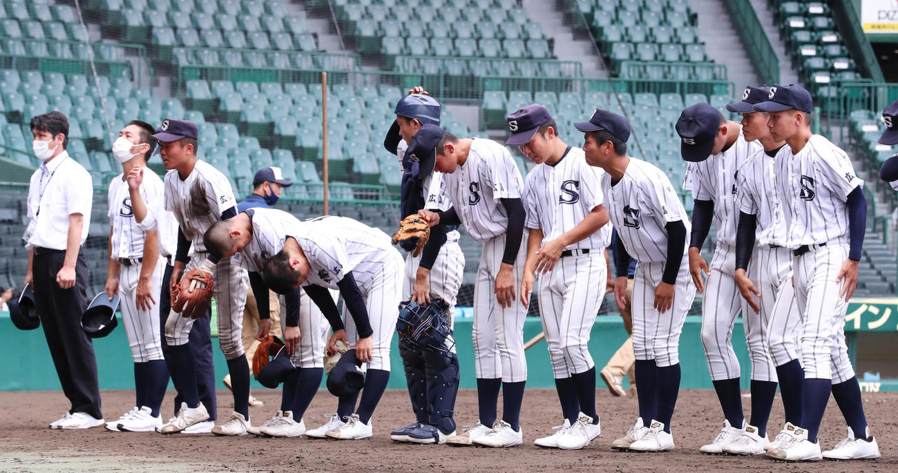 広島新庄対横浜　サヨナラ負けにがっくりする広島新庄ナイン（撮影・清水貴仁）