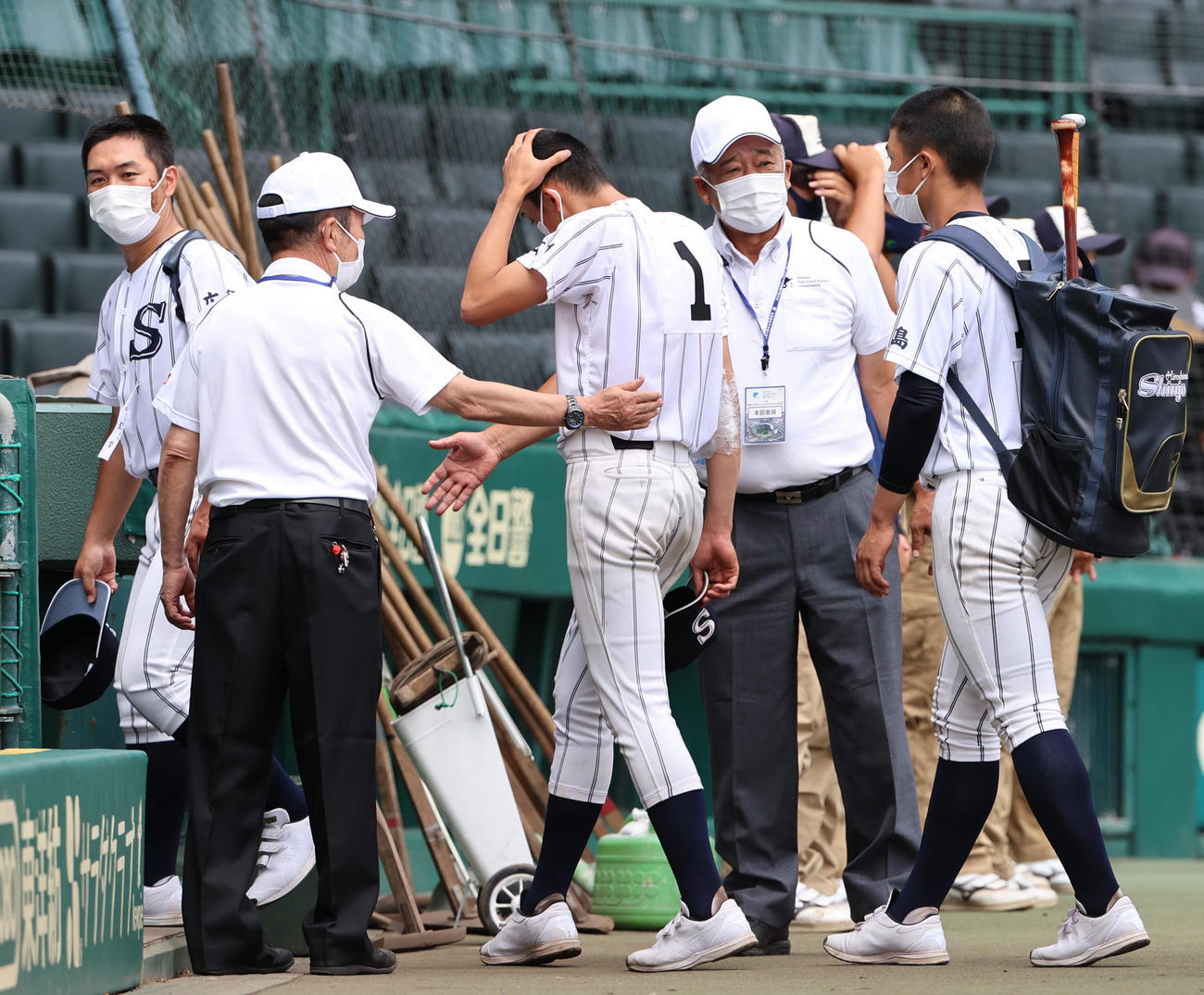 広島新庄対横浜　サヨナラ負けにがっくり引き揚げる広島新庄・花田（中央）（撮影・清水貴仁）