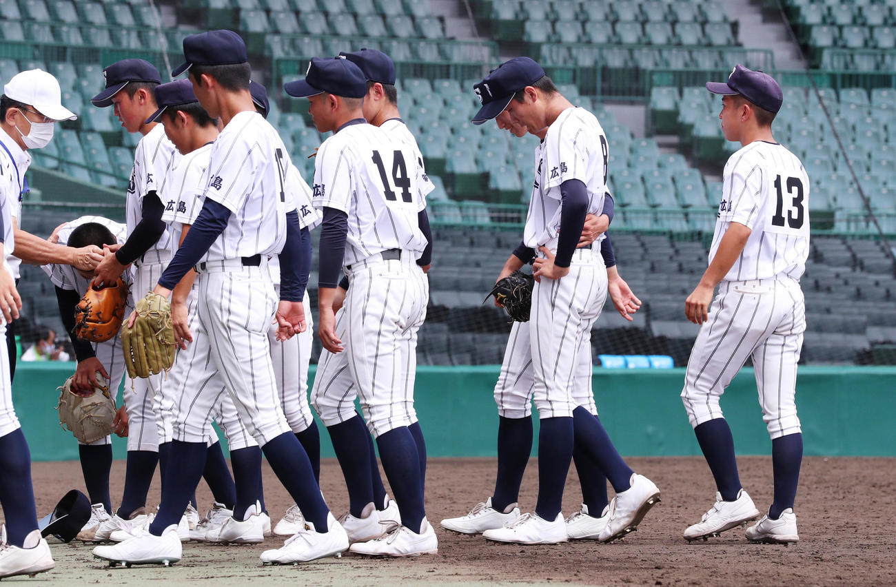 広島新庄対横浜　サヨナラ負けにがっくりする広島新庄ナイン、右は花田（撮影・清水貴仁）