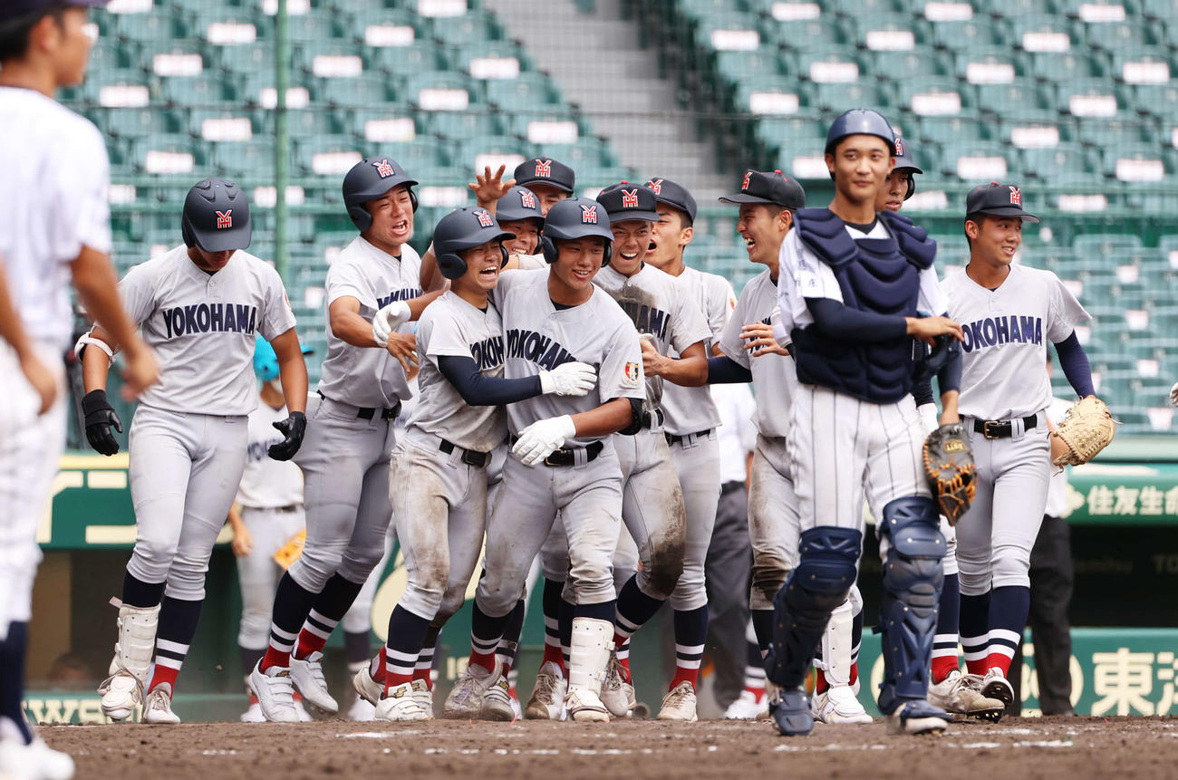 広島新庄対横浜　9回裏横浜2死一、三塁、左越えに逆転サヨナラ3点本塁打を放った緒方（左から3人目）は歓喜に沸くナインと抱き合う（撮影・清水貴仁）