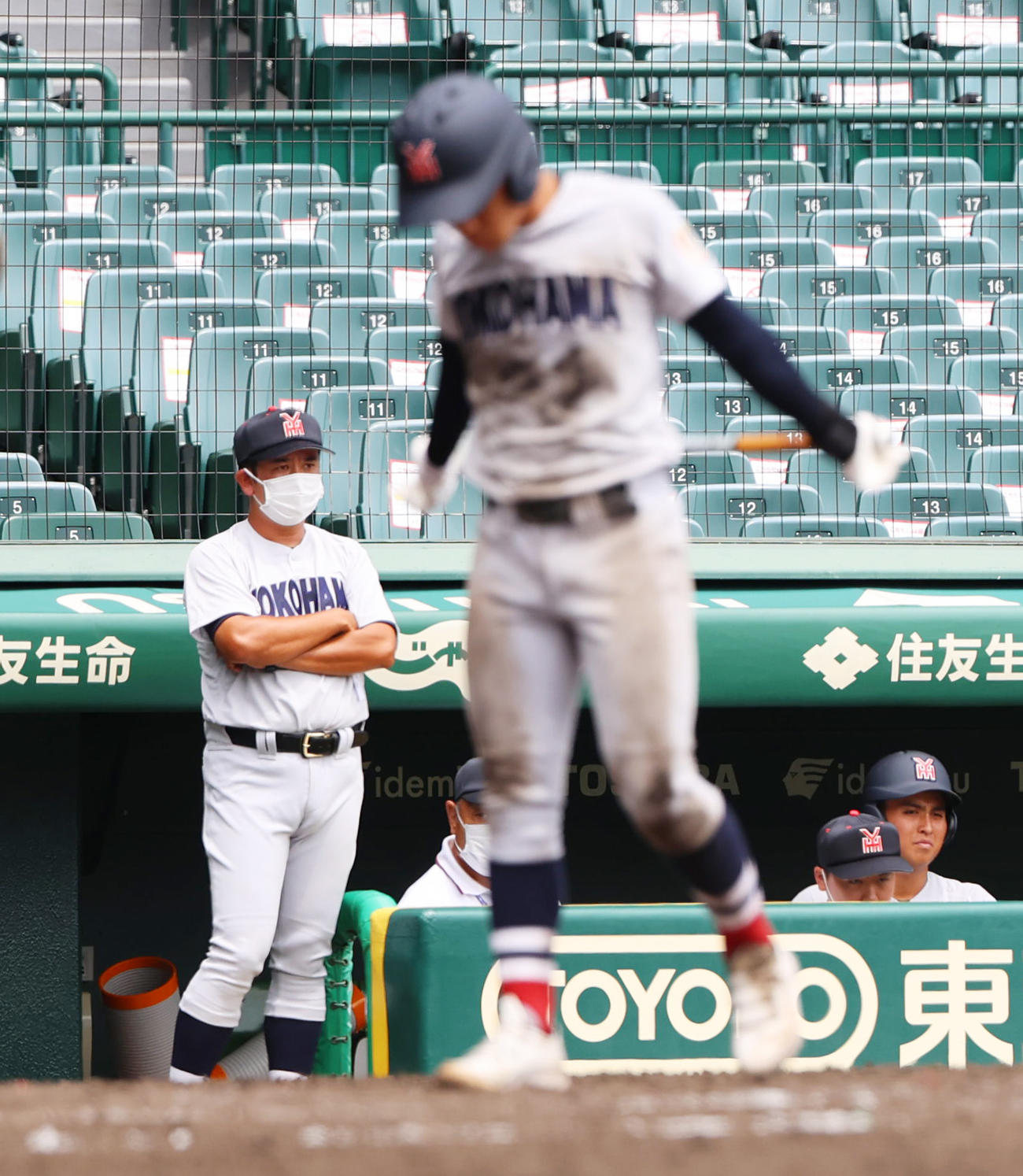 広島新庄対横浜　9回裏横浜2死一、三塁、打席に向かう緒方（手前）とベンチの横浜・村田監督（撮影・清水貴仁）