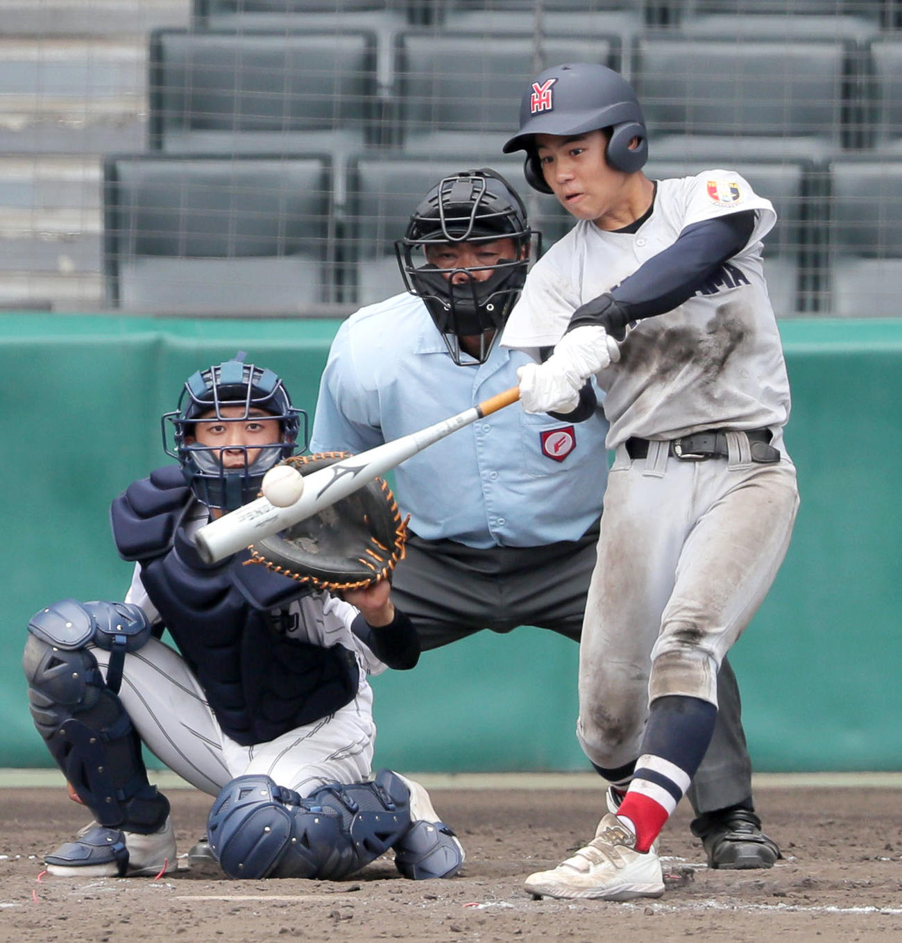 広島新庄対横浜　9回裏横浜2死一、三塁、緒方は逆転サヨナラ左越え3点本塁打を放つ（撮影・上山淳一）