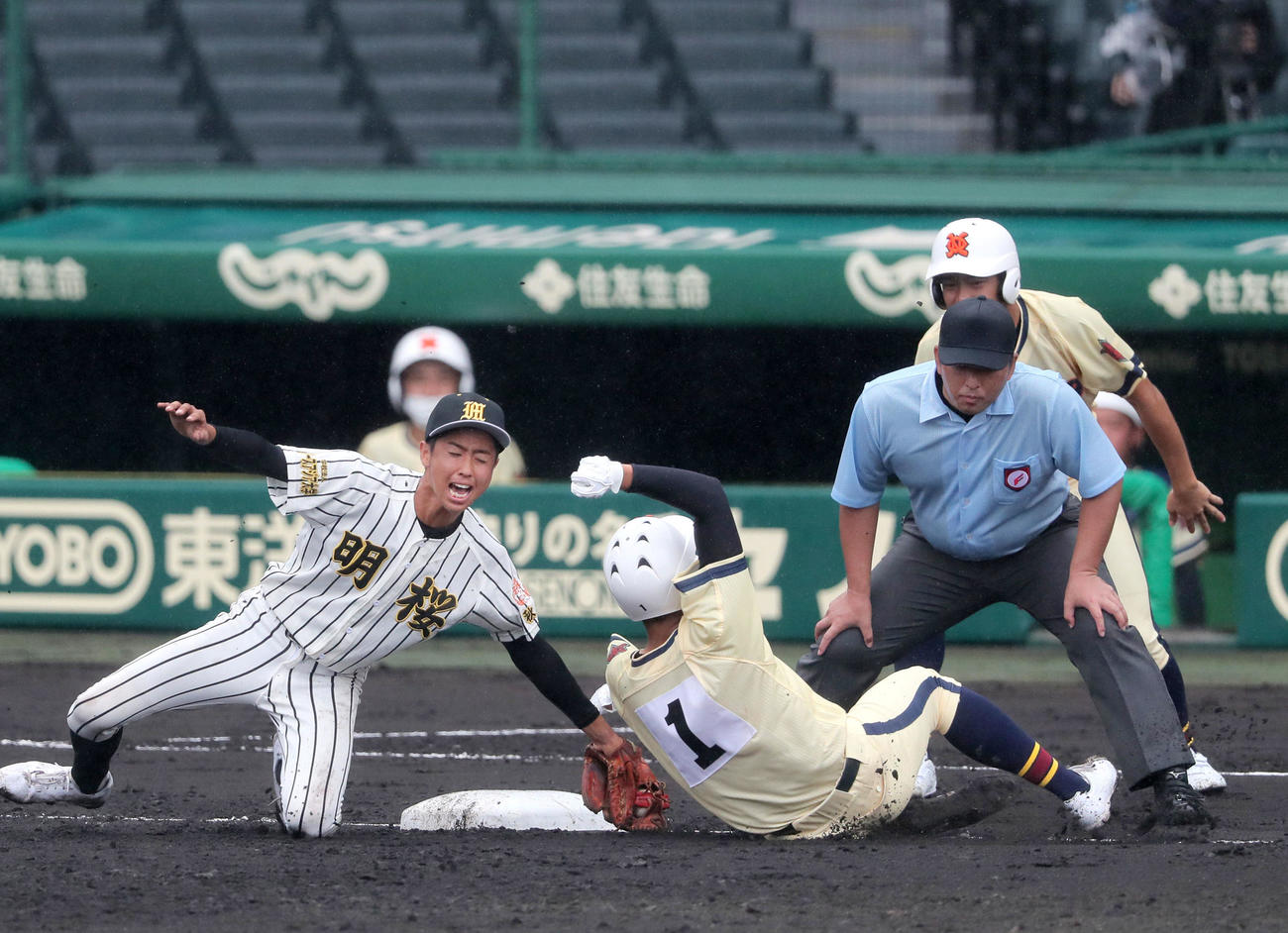 帯広農対明桜　2回表帯広農2死一塁、打者武藤の時、ワイルドピッチで一走佐藤大が一気に三塁を狙うがタッチアウト。左は三塁手渡辺勇（撮影・上山淳一）　