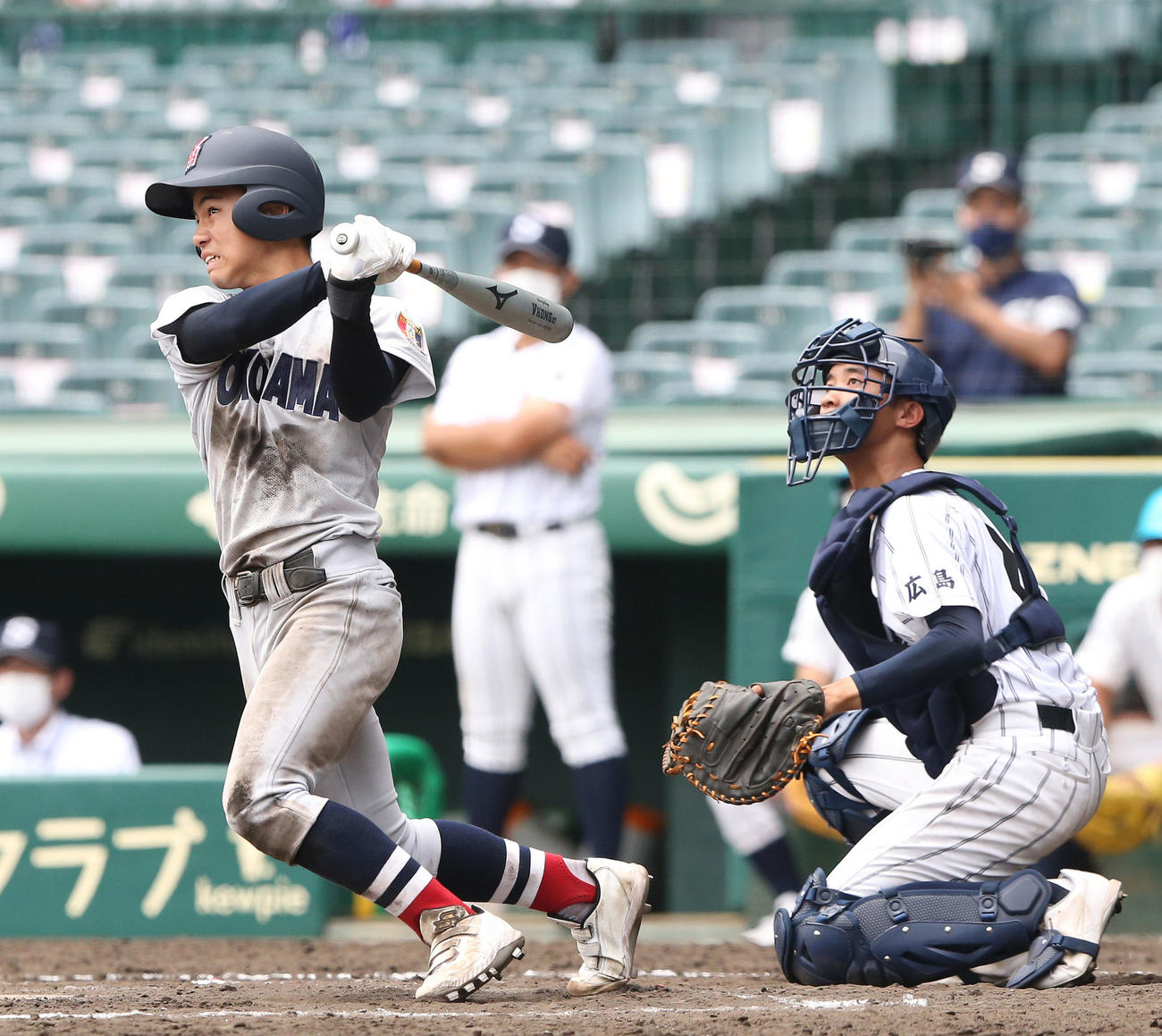 広島新庄対横浜　9回裏横浜2死一、三塁、左越えに逆転サヨナラ3点本塁打を放つ緒方（撮影・宇治久裕）