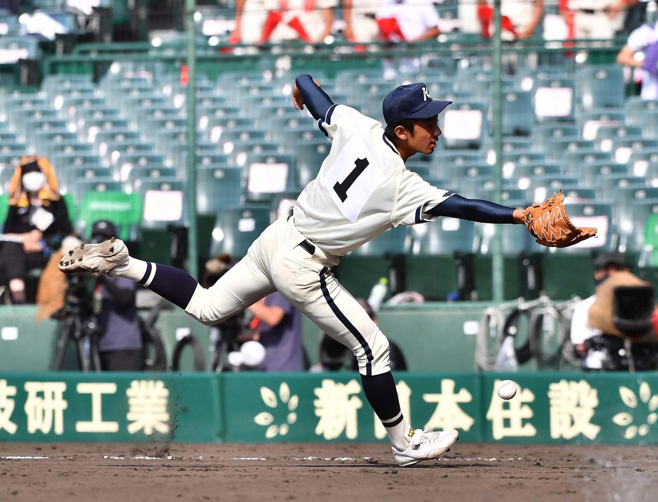 智弁学園対倉敷商　4回表1死一、三塁、永野司は森田空のスクイズでグラブトスを試みるもボールがこぼれる（撮影・上田博志）