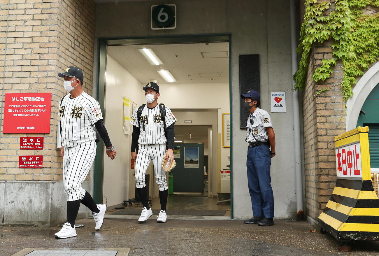室内練習場での練習を終え、引き揚げるノースアジア大明桜・輿石監督（左）と風間（中央）（撮影・前田充）