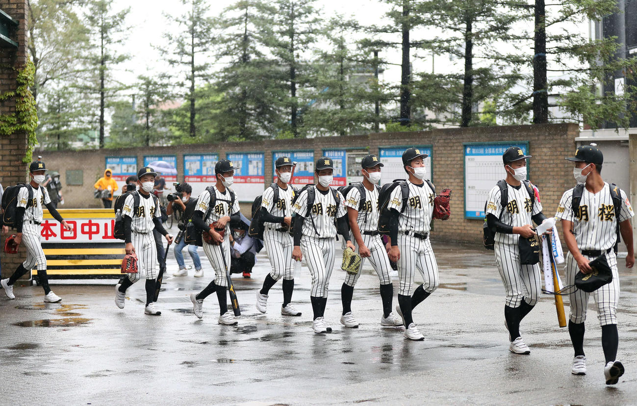 雨天順延となり、練習を終えて引き揚げるノースアジア大明桜ナイン（撮影・松本俊）