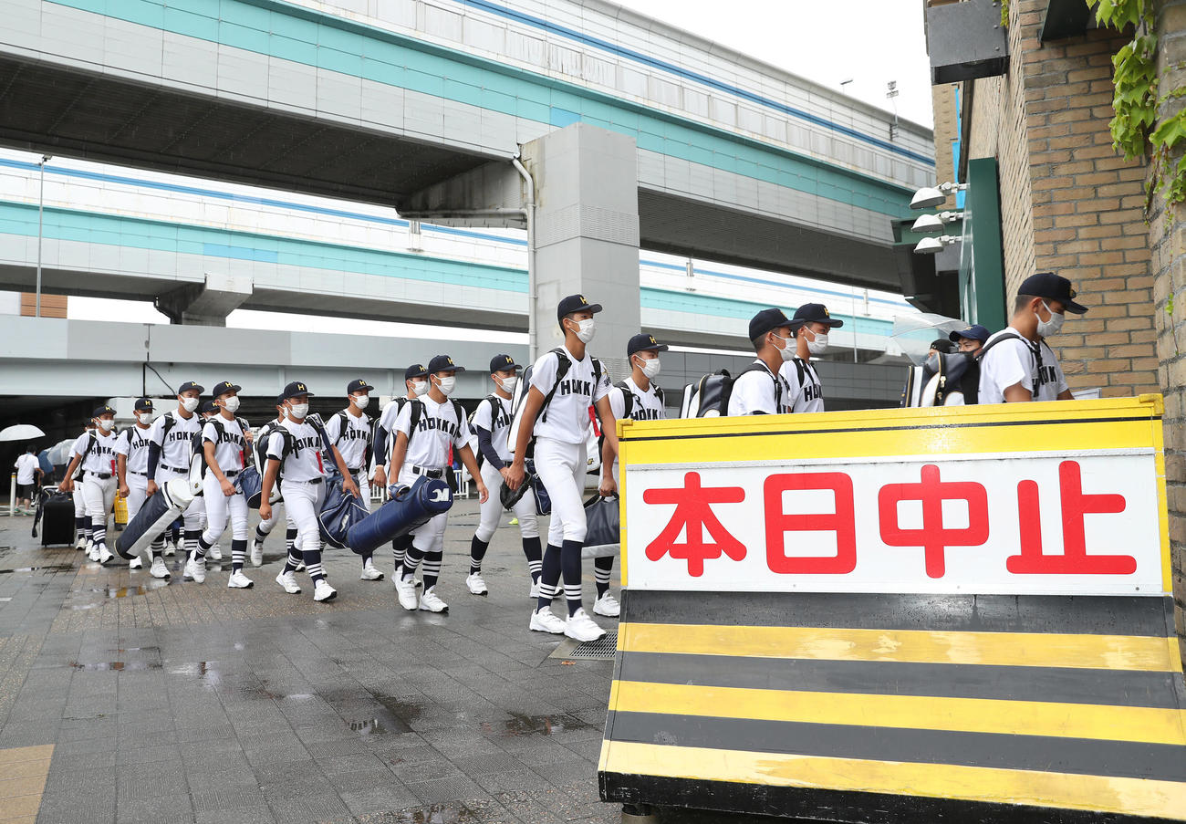 室内練習場での練習に向かう北海ナイン（撮影・前田充）