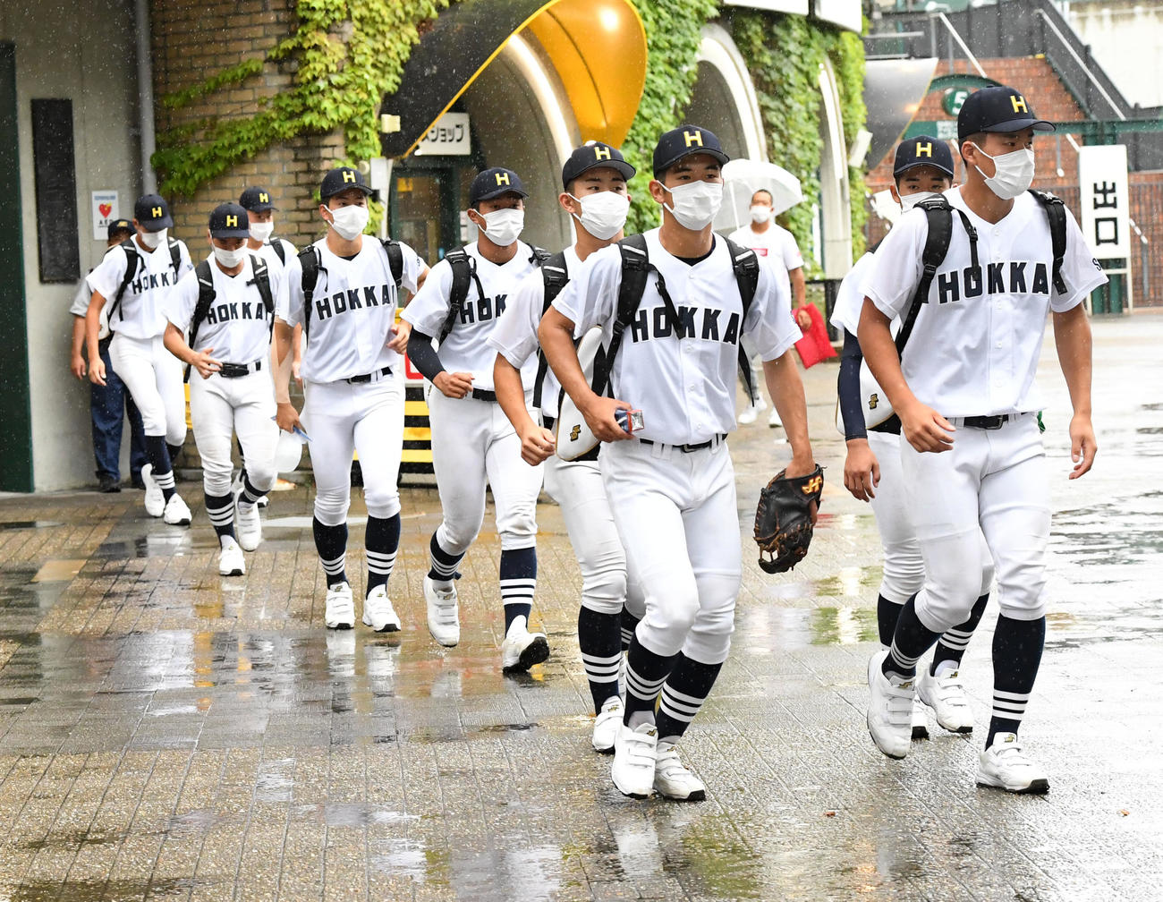 甲子園球場での練習を終え引き揚げる北海ナイン（撮影・前岡正明）