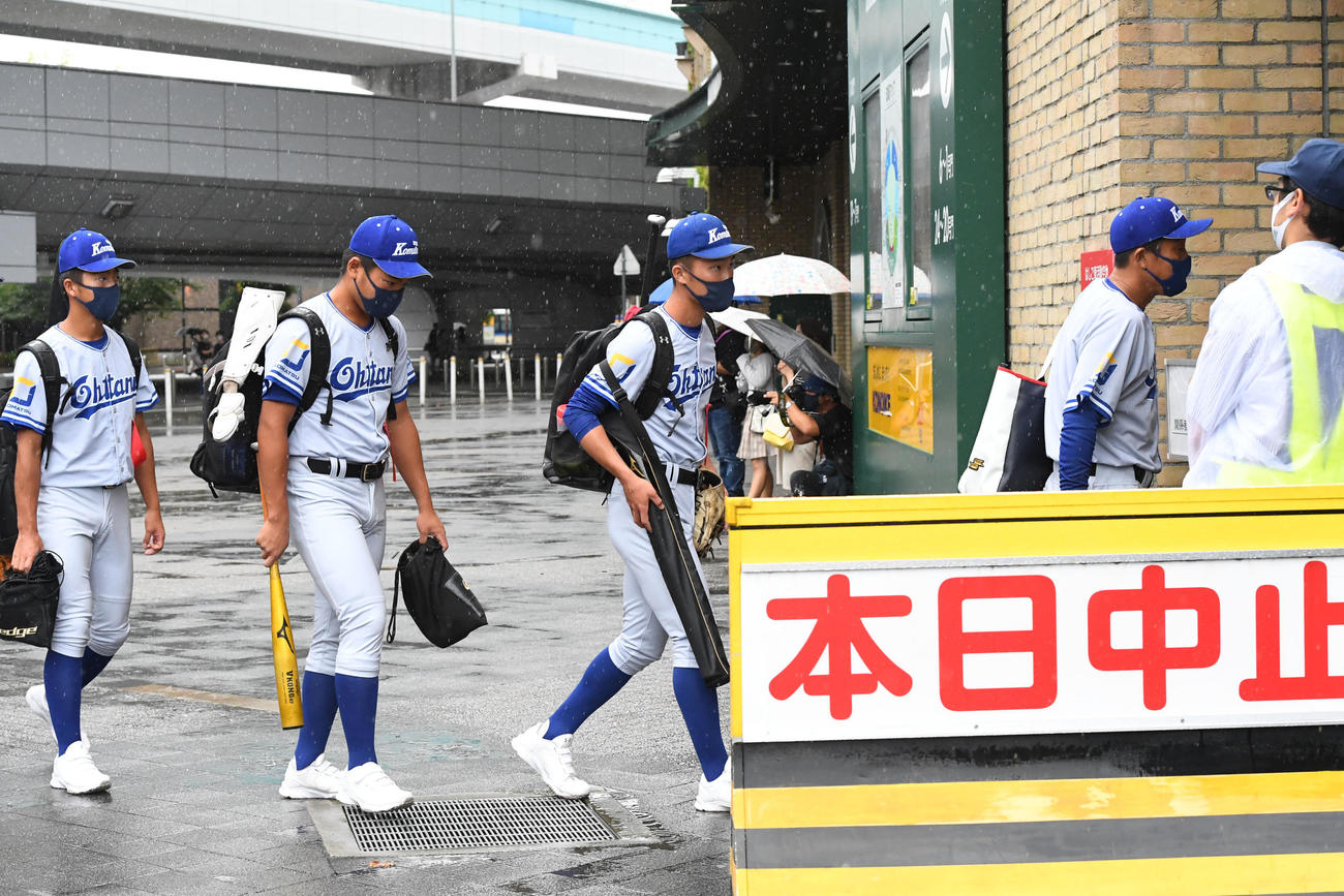 練習のため甲子園球場に入る小松大谷ナイン（撮影・前岡正明）
