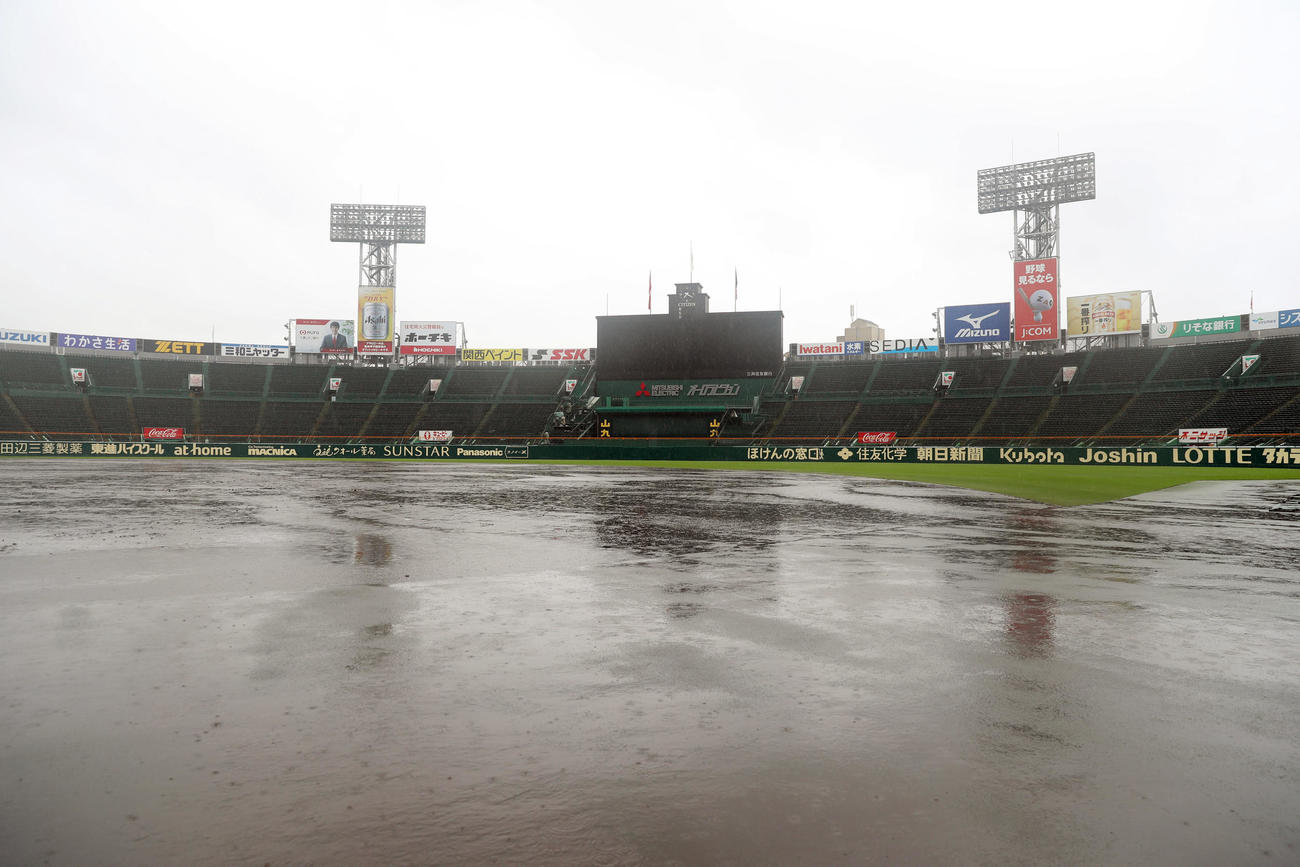 天候不良のため大会第3日が中止となった甲子園球場（撮影・前田充）