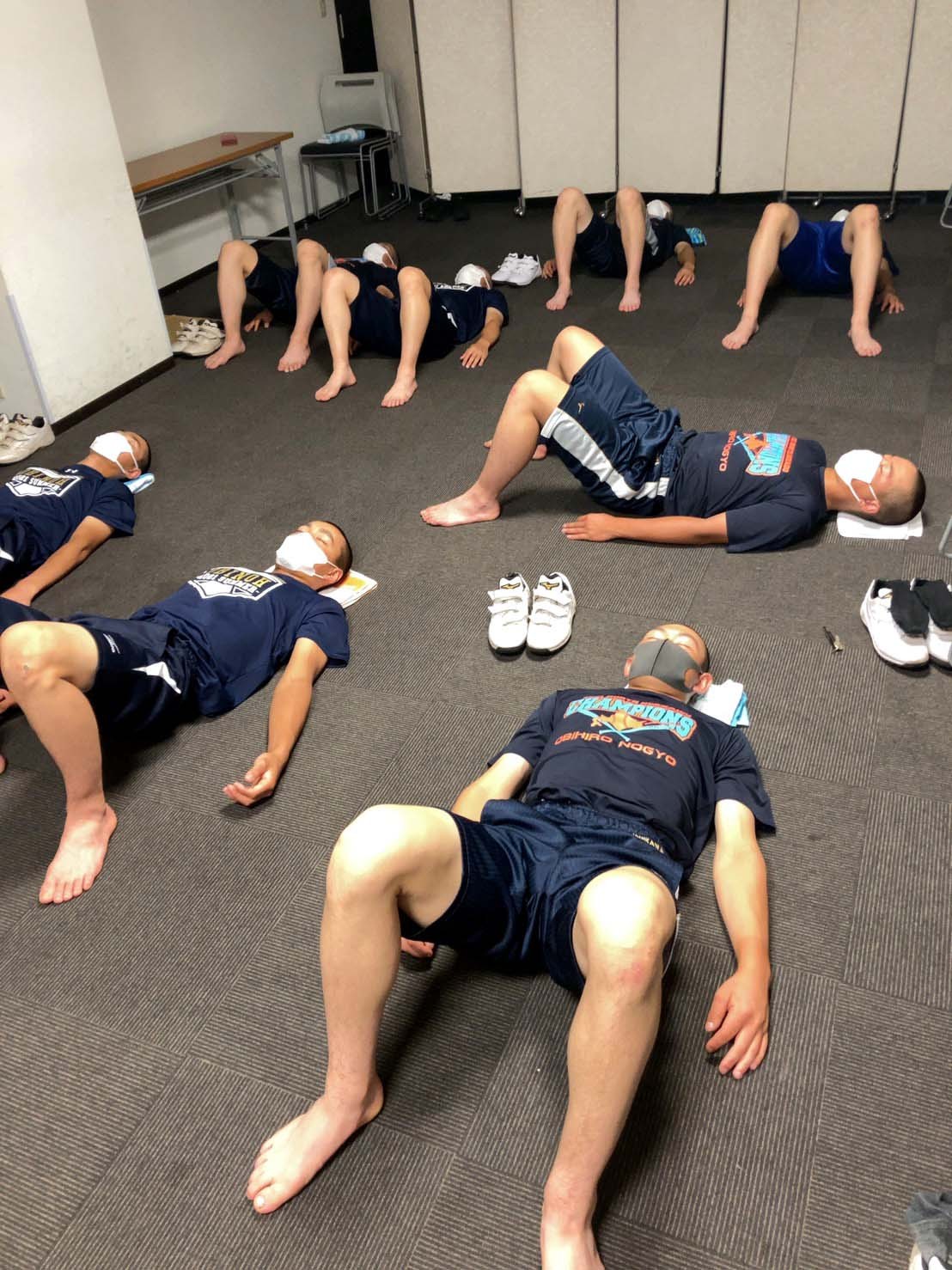 宿舎でヨガをする帯広農ナイン（帯広農提供）