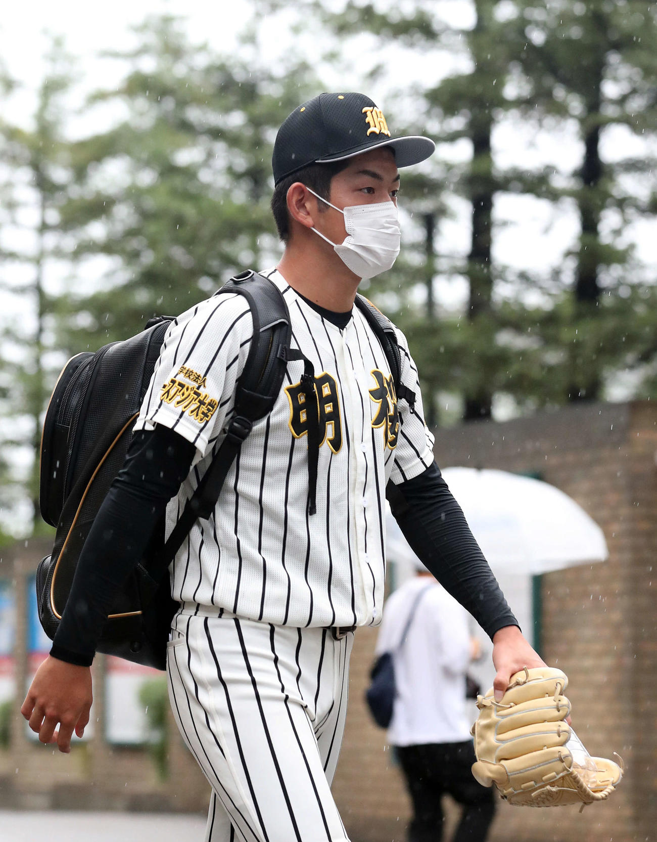 雨天順延となり、練習を終えて引き揚げるノースアジア大明桜の風間（撮影・松本俊）