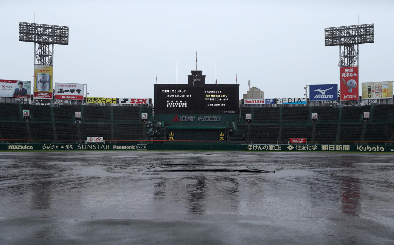 午前7時過ぎ、降雨のため試合開始を遅らせる案内がされる甲子園球場（撮影・前田充）