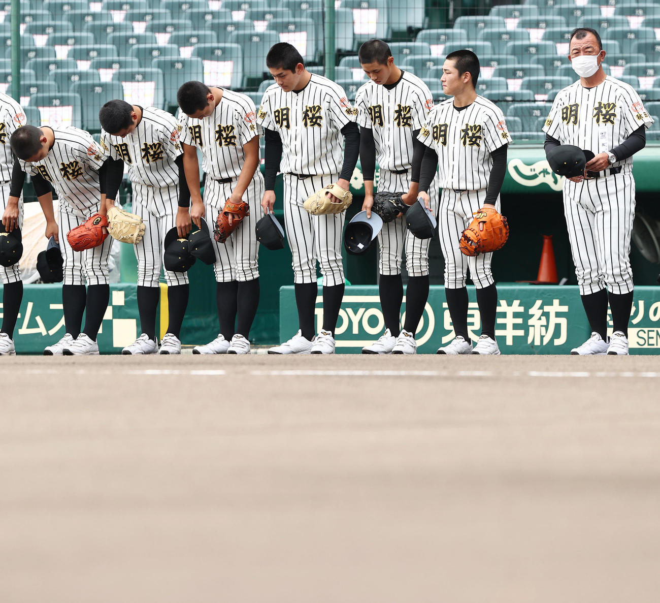 ノースアジア大明桜対帯広農　試合前、整備が終わったグラウンドに一礼するノースアジア大明桜・風間（右から4人目）（撮影・垰建太）