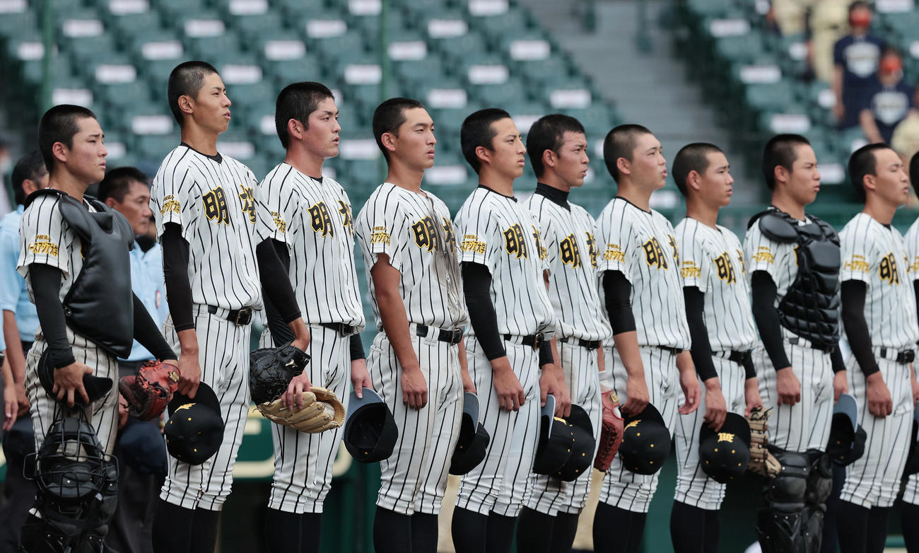 帯広農対ノースアジア大明桜　帯広農に勝利し、校歌を斉唱する風間（左から3人目）らノースアジア大明桜ナイン（撮影・前田充）