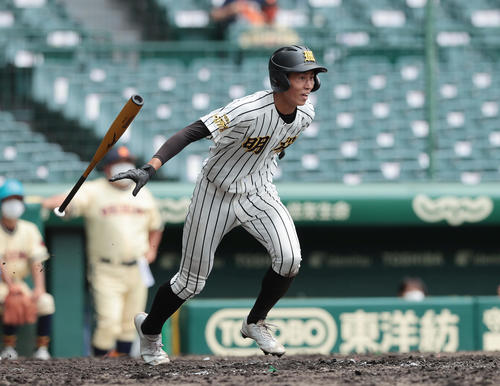 帯広農対ノースアジア大明桜　5回裏ノースアジア大明桜2死二、三塁、勝ち越しの右前2点適時打を放つ真柴（撮影・前田充）