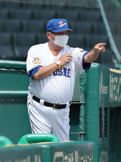 県岐阜商対明徳義塾　2回表県岐阜商1死一、二塁、選手に指示を出す鍛治舎監督（撮影・前田充）