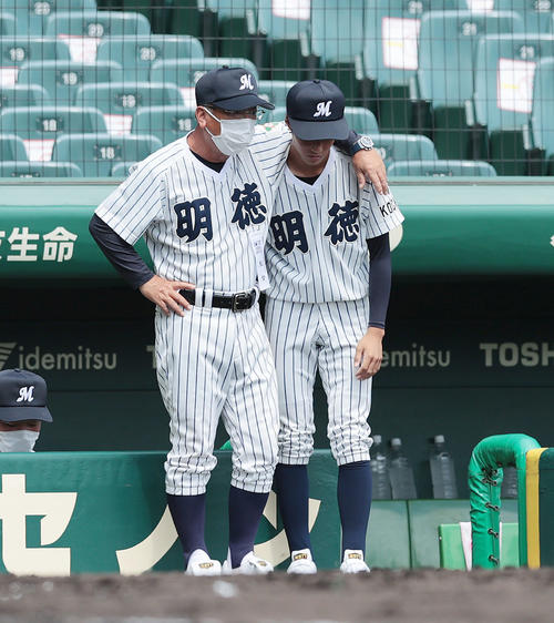 県岐阜商対明徳義塾　2回表県岐阜商1死満塁、ピンチを迎え、伝令の西川（右）に指示を伝える馬淵監督（撮影・前田充）