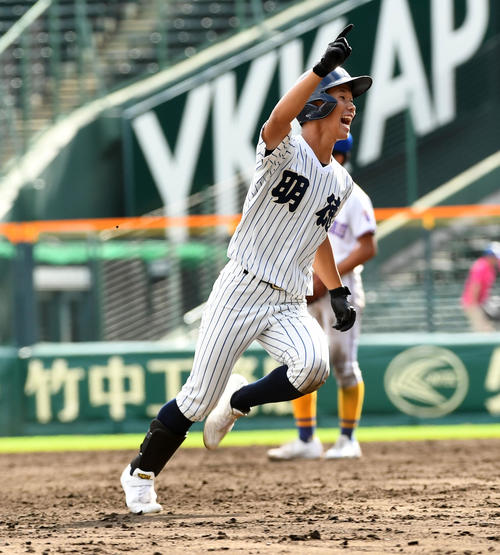 明徳義塾対県岐阜商　9回裏明徳義塾2死二塁、サヨナラ二塁打を放ち喜ぶ森松（撮影・前岡正明）
