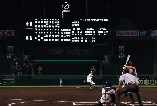 小松大谷対高川学園　19時10分、第4試合が開始され第1球目を投じる高川学園・河野（撮影・前田充）