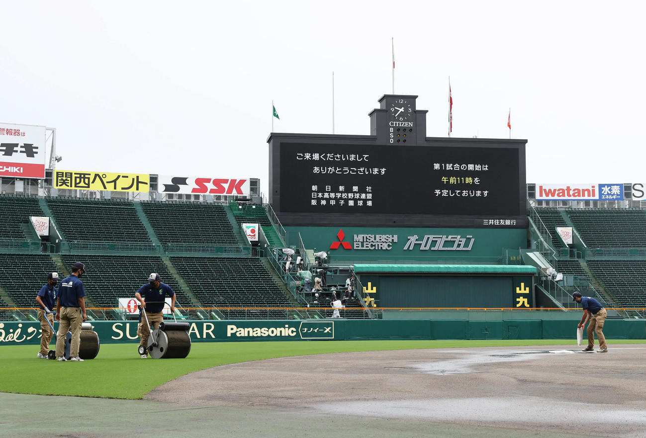 午前9時半過ぎ、第1試合が午前11時開始となりグラウンドを整備する阪神園芸（撮影・垰建太）