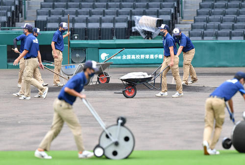 雨が止み、グラウンドを整備する阪神園芸の職員たち（撮影・岩下翔太）