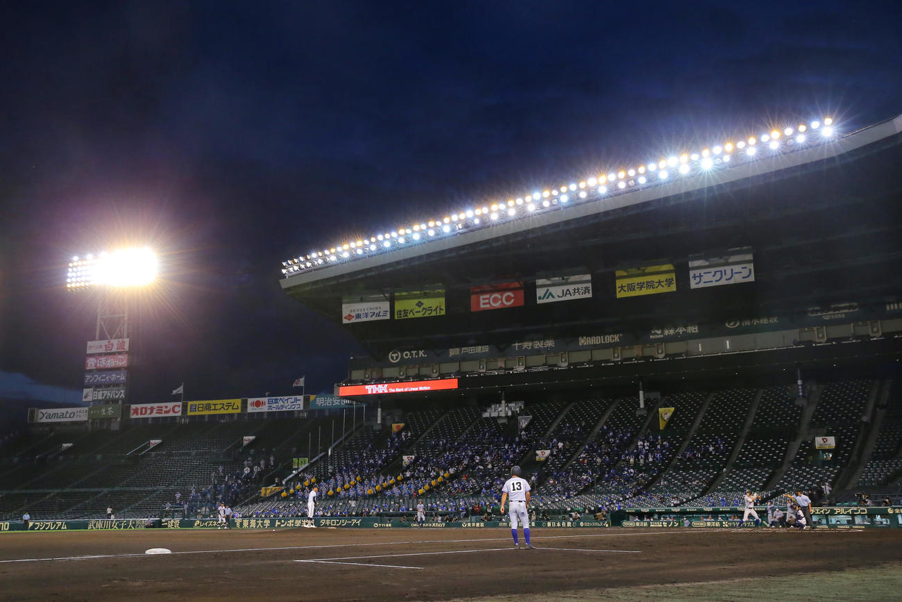 小松大谷対高川学園　完全に陽が落ちた午後19時10分プレイボールのサイレンが鳴る第4試合（撮影・垰建太）