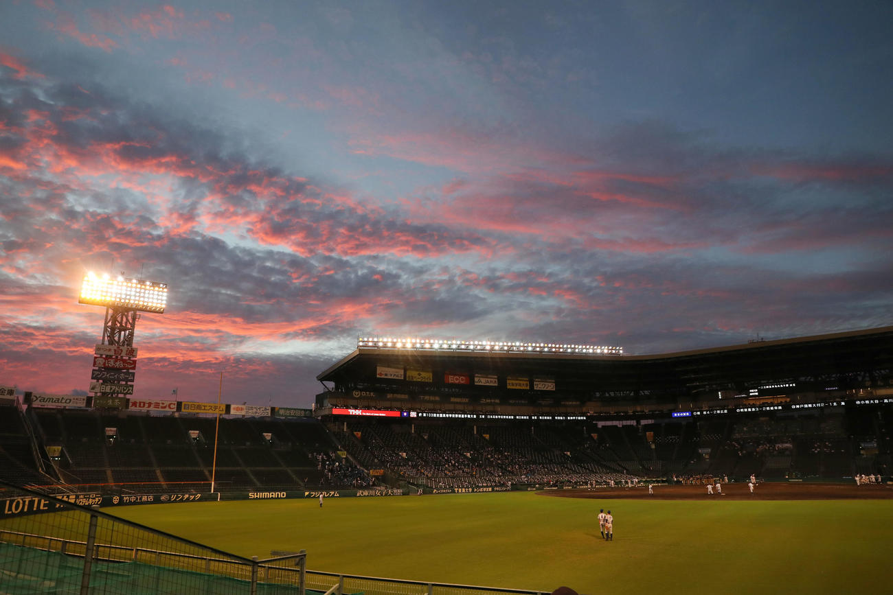 小松大谷対高川学園　夕暮れ時の甲子園球場（撮影・上山淳一）