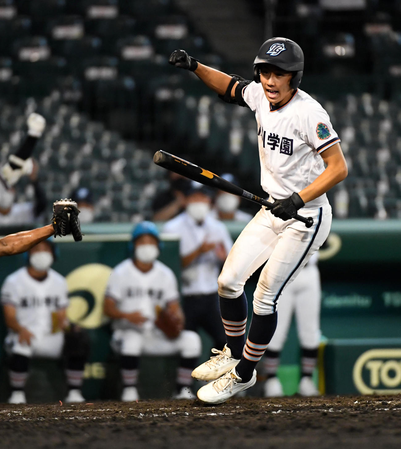 高川学園対小松大谷　9回裏高川学園1死満塁、山はサヨナラの押し出し四球を選びガッツポーズ（撮影・前岡正明）