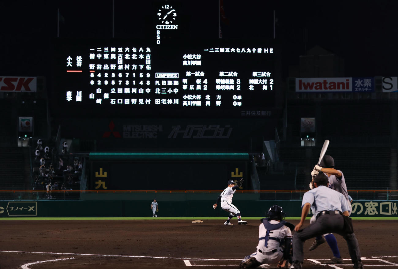 小松大谷対高川学園　19時10分、第4試合が開始され第1球目を投じる高川学園・河野（撮影・前田充）