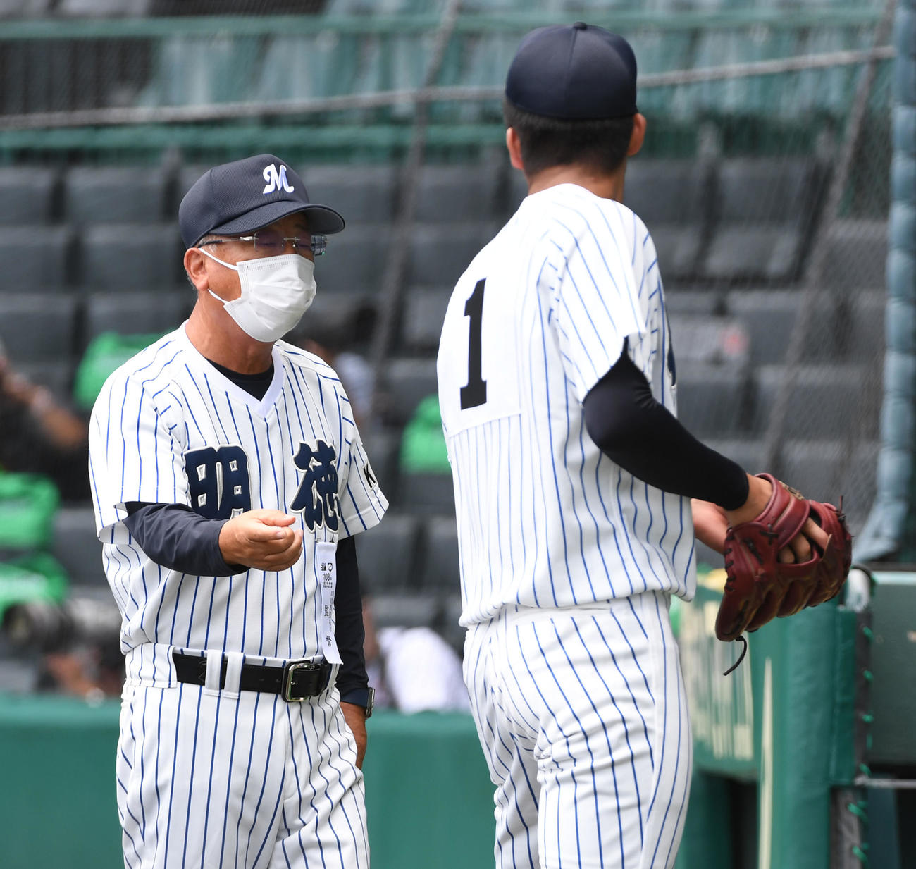 明徳義塾対県岐阜商　2回のピンチを切り抜けた明徳義塾先発の代木（右）に声をかける馬淵監督（撮影・前岡正明）