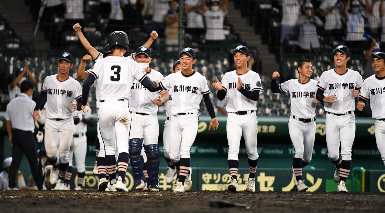 高川学園対小松大谷　9回裏高川学園1死満塁、山が押し出し四球を選びサヨナラ勝ち、喜ぶ高川学園ナイン（撮影・前岡正明）