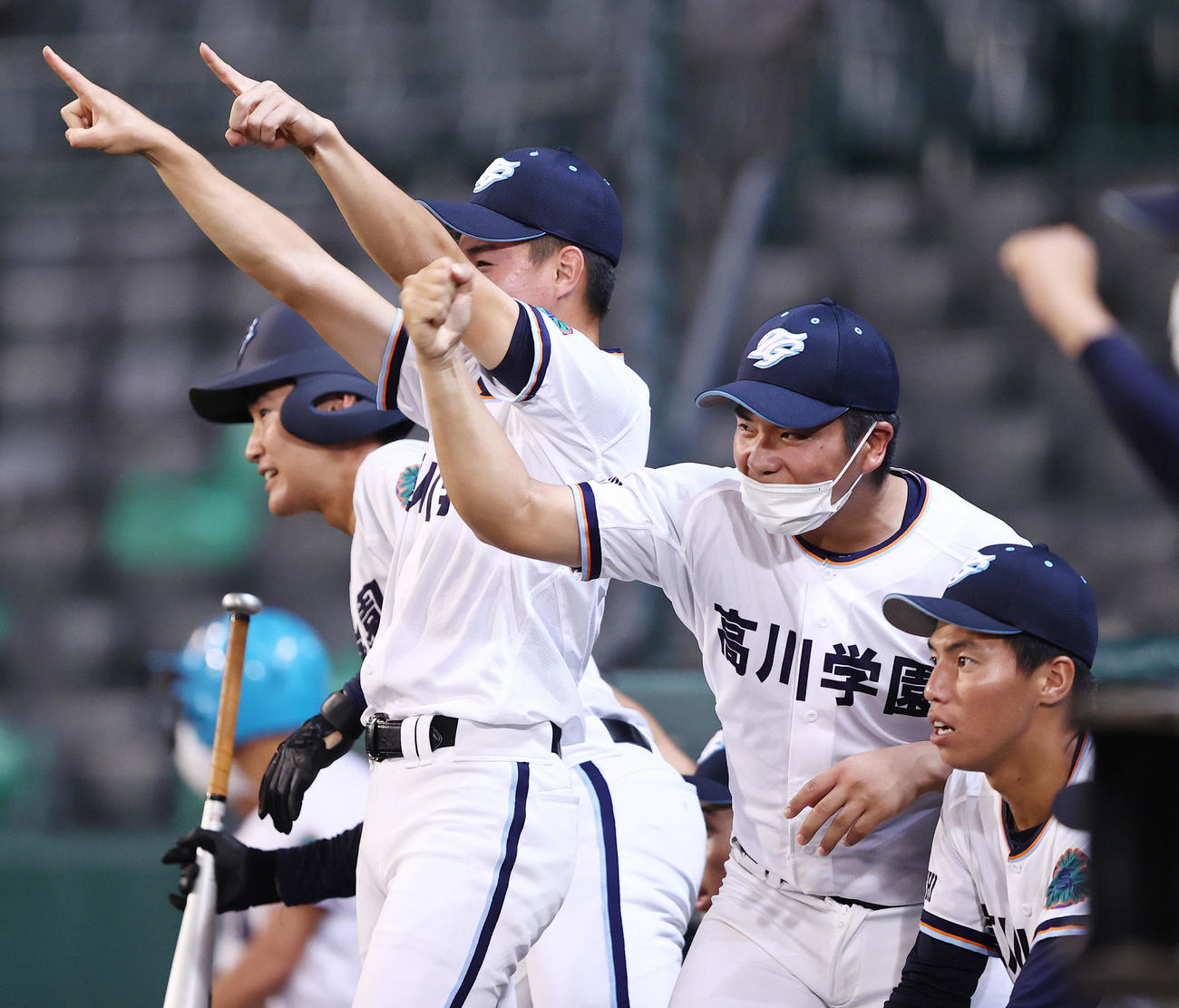 小松大谷対高川学園　4回裏高川学園1死一塁、立石の本塁打に盛り上がる河野颯（右）らナイン（撮影・垰建太）