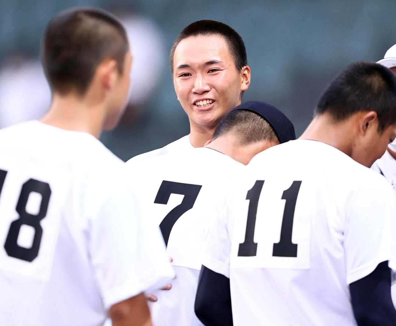 神戸国際大付対北海　試合に敗れ目に涙を浮かべるも笑顔で落ち込むナインを鼓舞する北海・木村（中央）（撮影・垰建太）