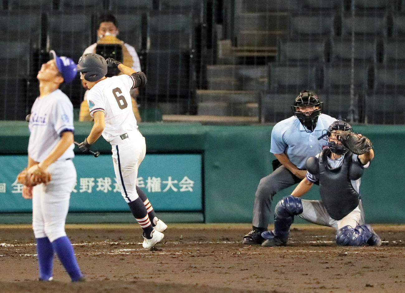 9回裏高川学園1死満塁、山に押し出し四球を与え小松大谷はサヨナラ負け（撮影・上山淳一）