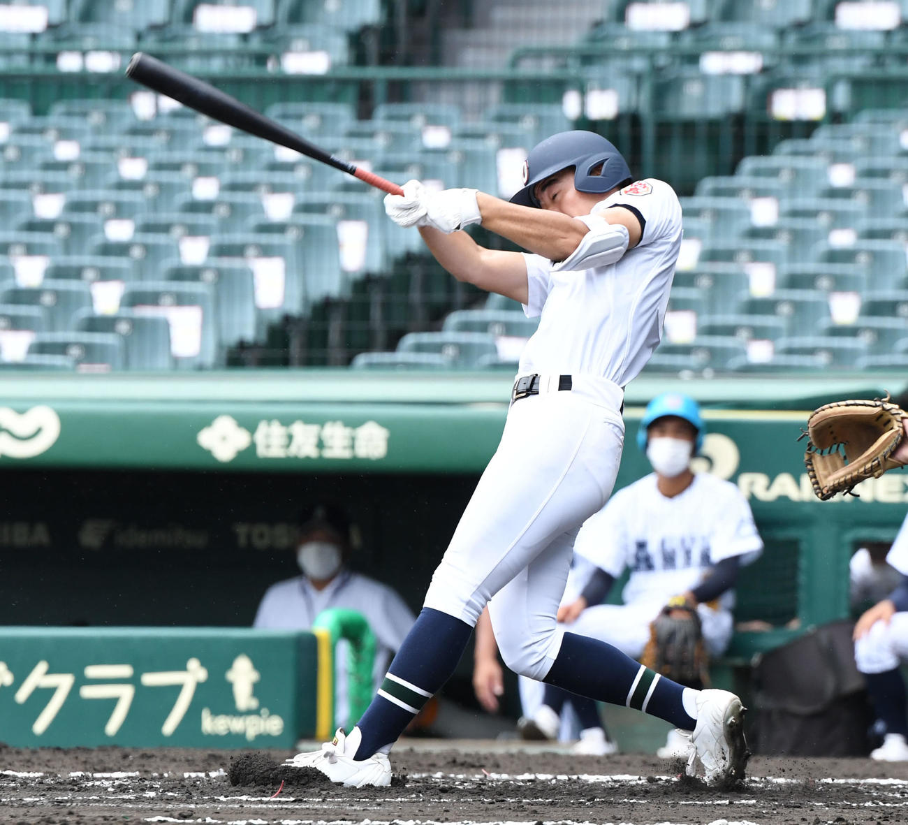 阿南光対沖縄尚学　1回裏沖縄尚学2死一塁、左翼線に適時二塁打を放つ知念（撮影・和賀正仁）