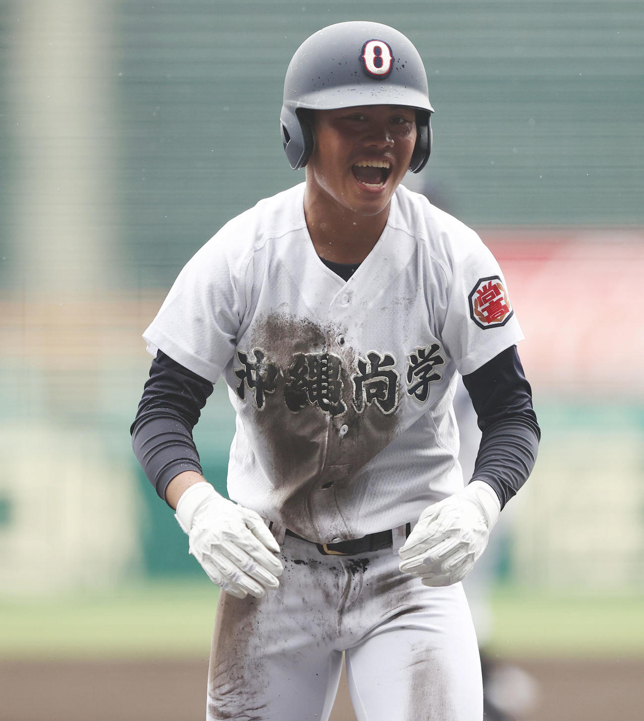 阿南光対沖縄尚学　1回裏沖縄尚学2死一塁、知念の適時二塁打で一走仲宗根はヘッドスライディングで生還し雄たけびを上げる（撮影・垰建太）