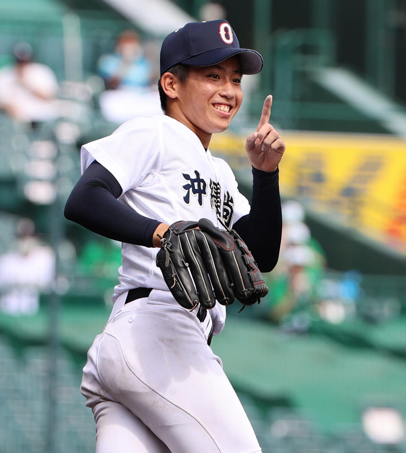 阿南光対沖縄尚学　6回表阿南光無死、森山の打球を好守でアウトにした沖縄尚学・知念大一塁手に笑顔をみせる当山（撮影・清水貴仁）