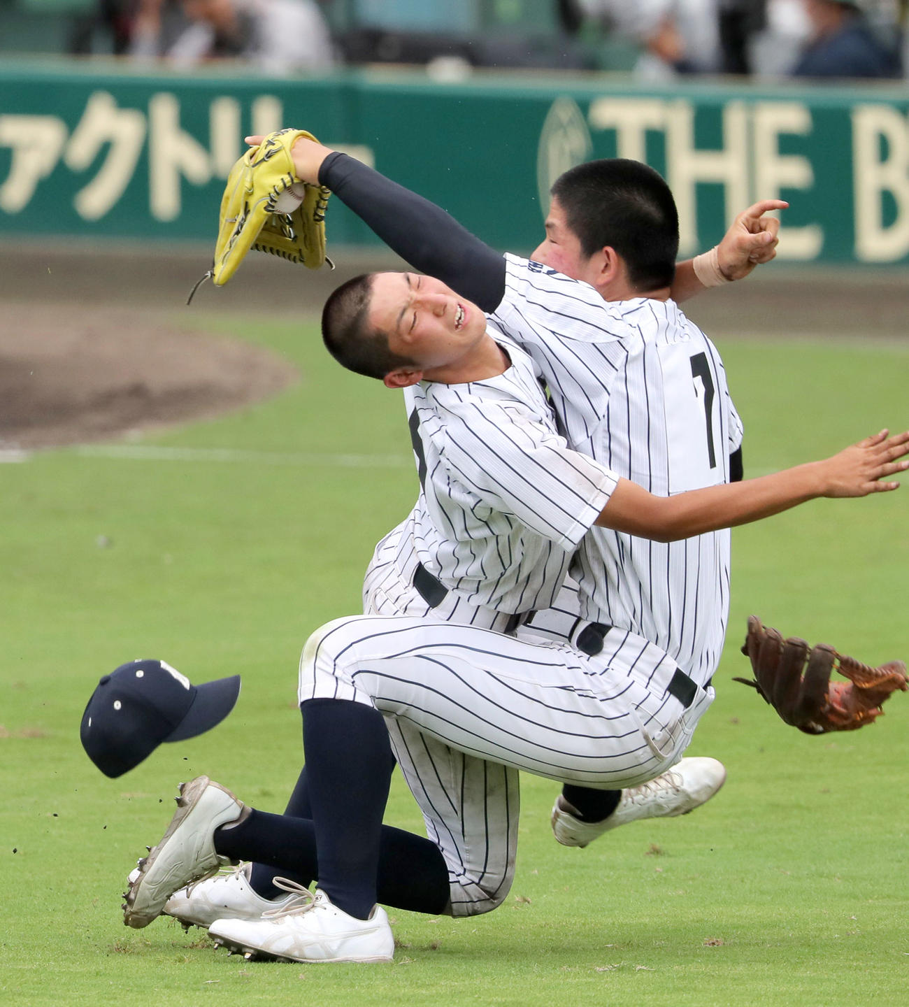 阿南光対沖縄尚学　8回裏沖縄尚学1死三塁、大城の右犠飛を捕球の左翼手高木（右）と遊撃手井上が交錯する（撮影・上山淳一）
