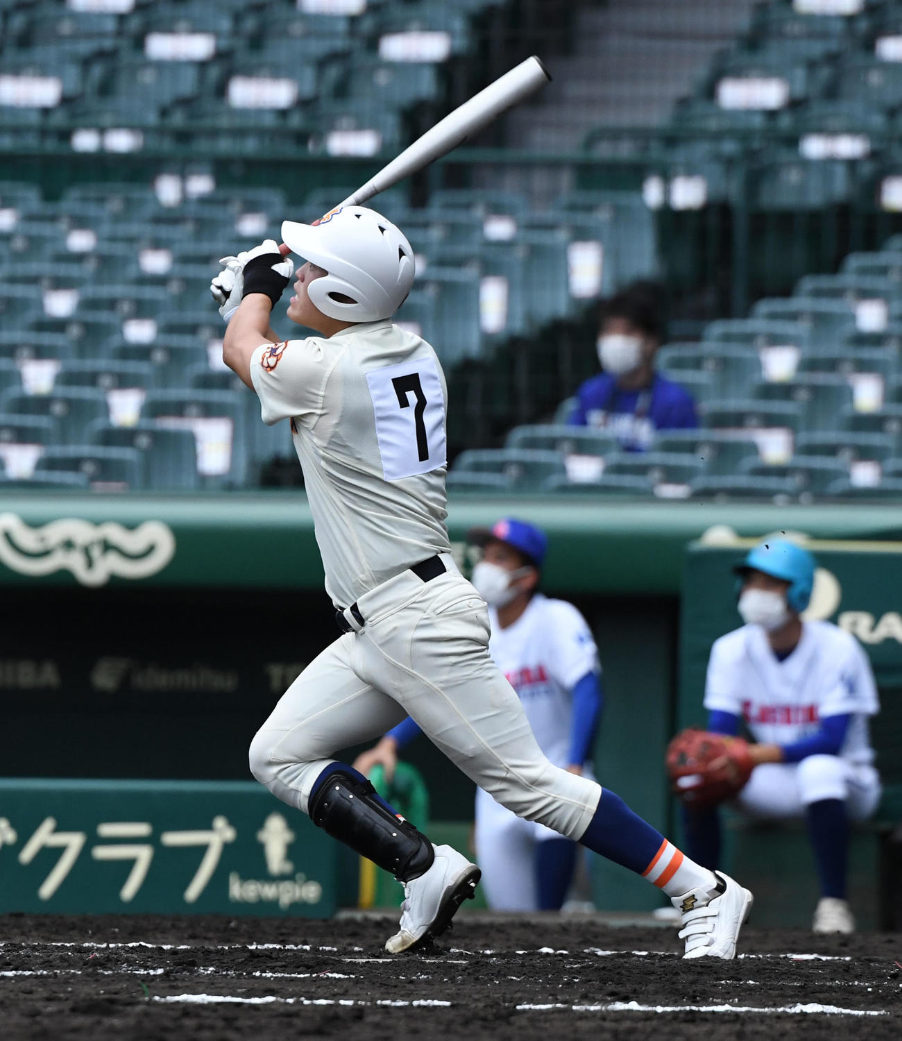 鹿島学園対盛岡大付　4回裏盛岡大付2死一、二塁、右越えに3点本塁打を放つ平内（撮影・和賀正仁）