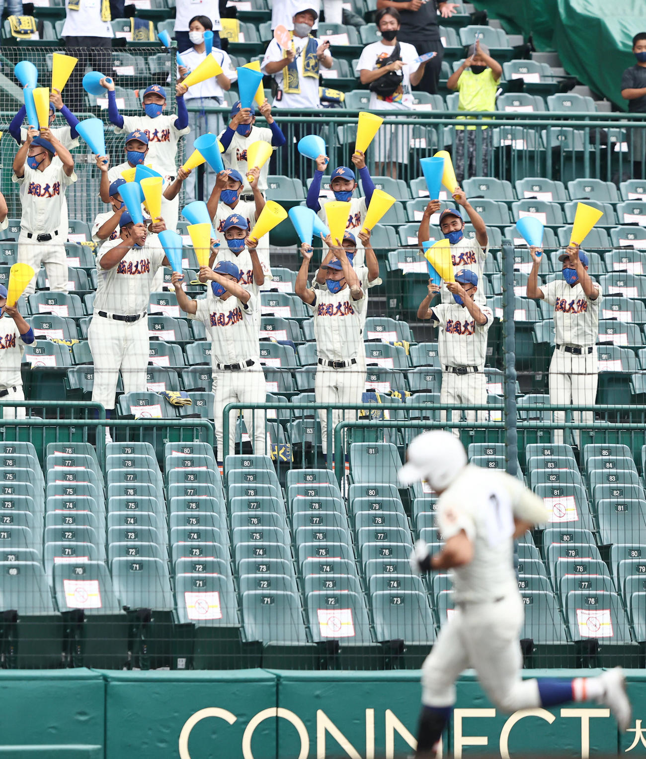 鹿島学園対盛岡大付　4回裏盛岡大付2死一、二塁、平内（手前）の3点本塁打に盛り上がるスタンドの応援団（撮影・垰建太）