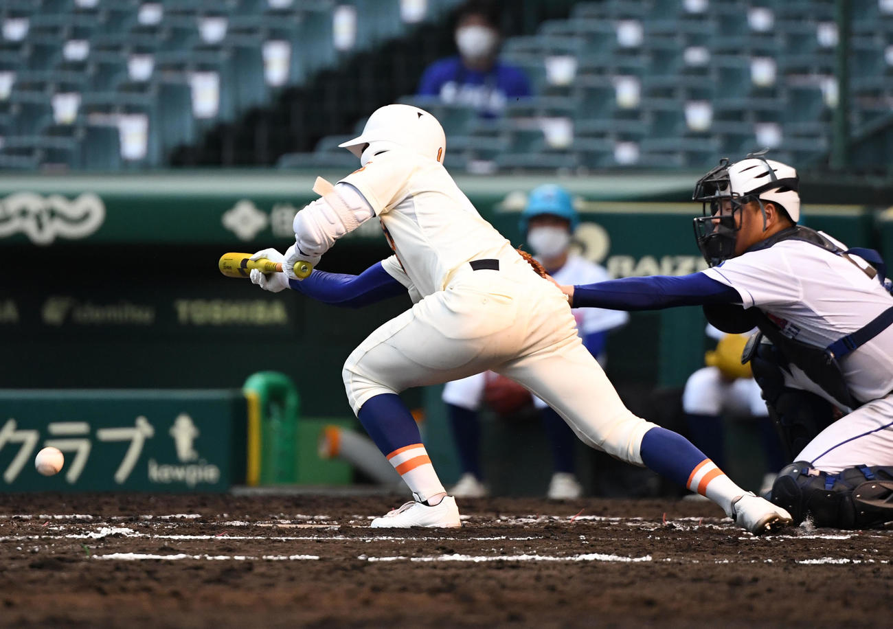 鹿島学園対盛岡大付　6回裏盛岡大付1死二、三塁、渡辺が投前にスクイズを成功させる（撮影・和賀正仁）