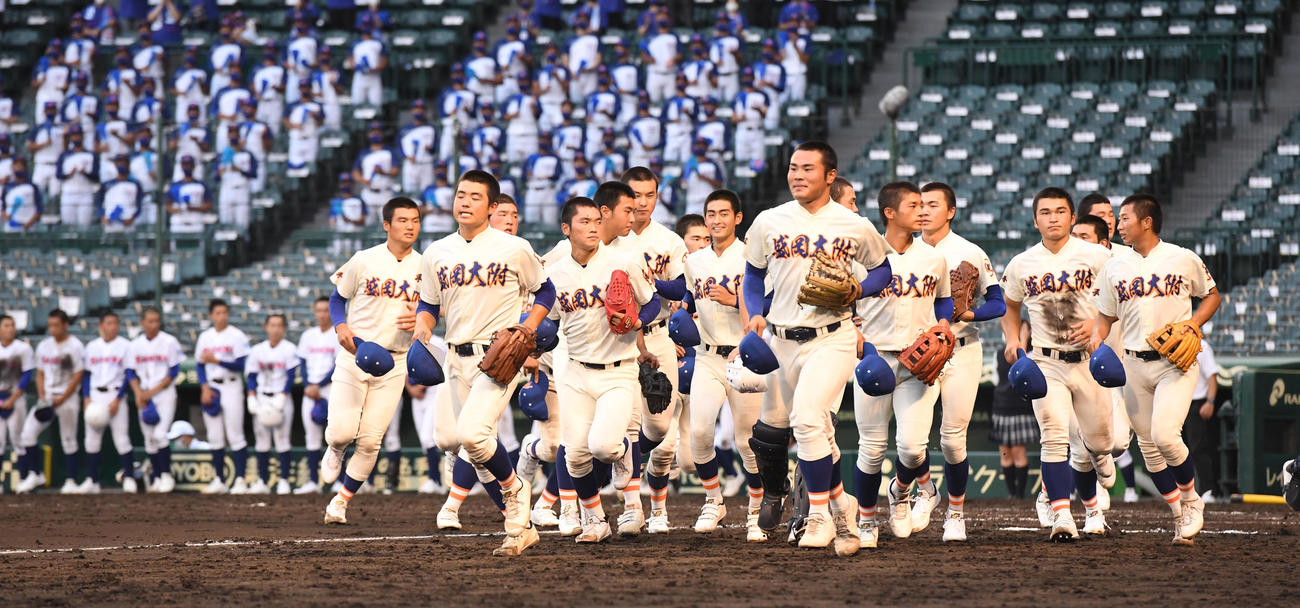 鹿島学園対盛岡大付　鹿島学園に勝利し応援団に報告する盛岡大付ナイン（撮影・和賀正仁）