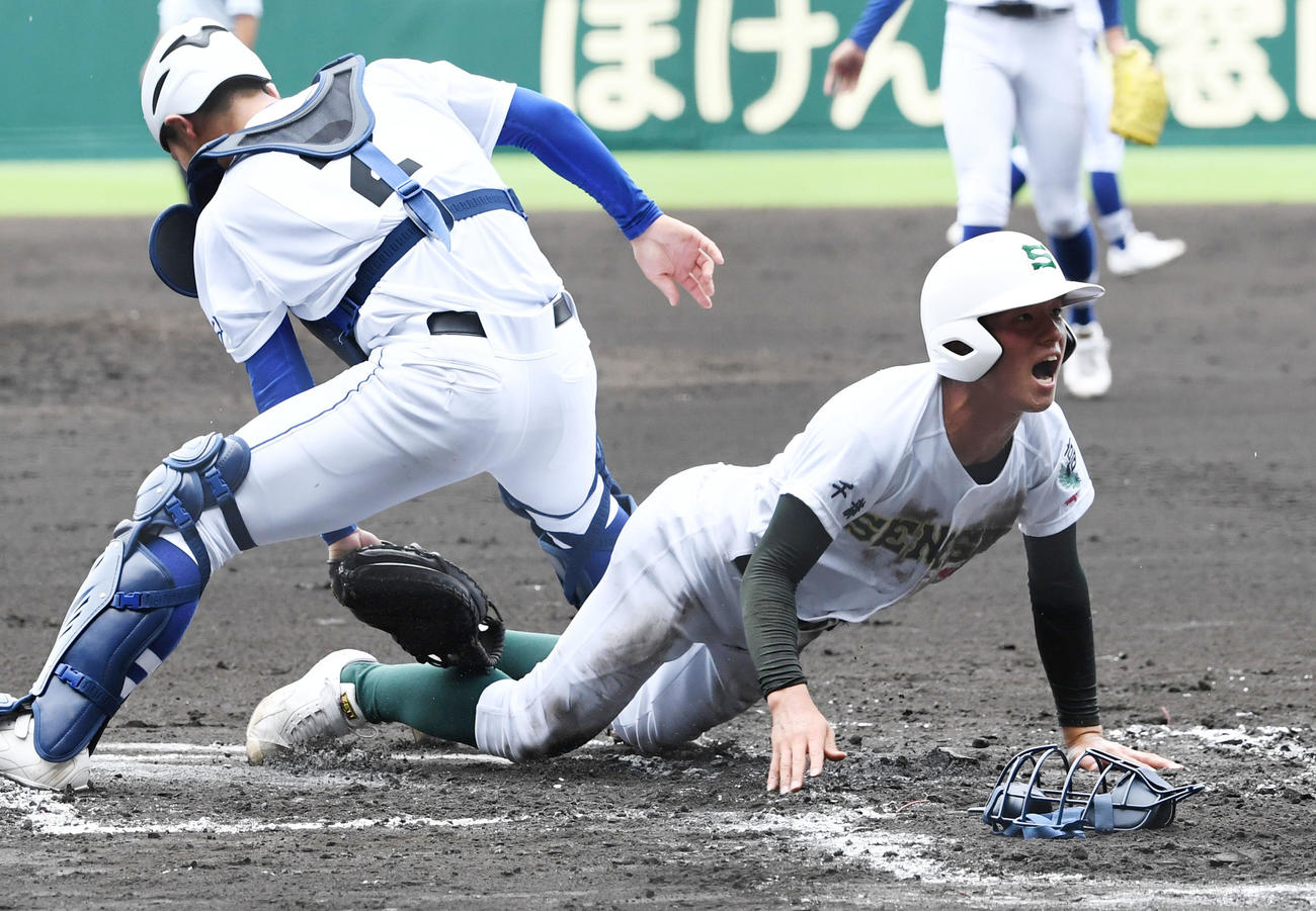 明明豊対専大松戸　1回裏専大松戸1死一、三塁、打者大森の時、一走奥田が二盗し三走石井が本盗に成功する（撮影・和賀正仁）
