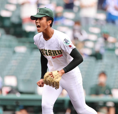 明豊対専大松戸 3回表明豊2死一、二塁、黒木を三振に切り雄叫びをあげる専大松戸・深沢(撮影・清水貴仁)