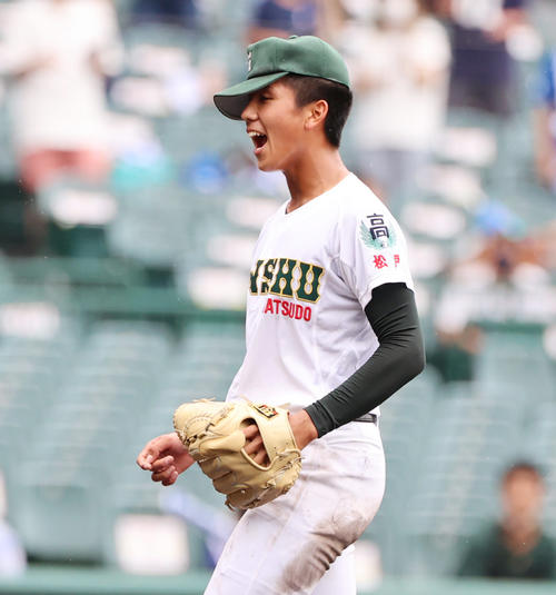 明豊対専大松戸 完封勝利に雄たけびをあげる専大松戸・深沢(撮影・清水貴仁)