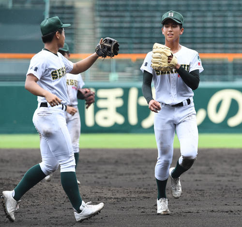 熊本工対長崎商 完封勝利を飾りナインとグラブタッチをする専大松戸・深沢(右)(撮影・和賀正仁)